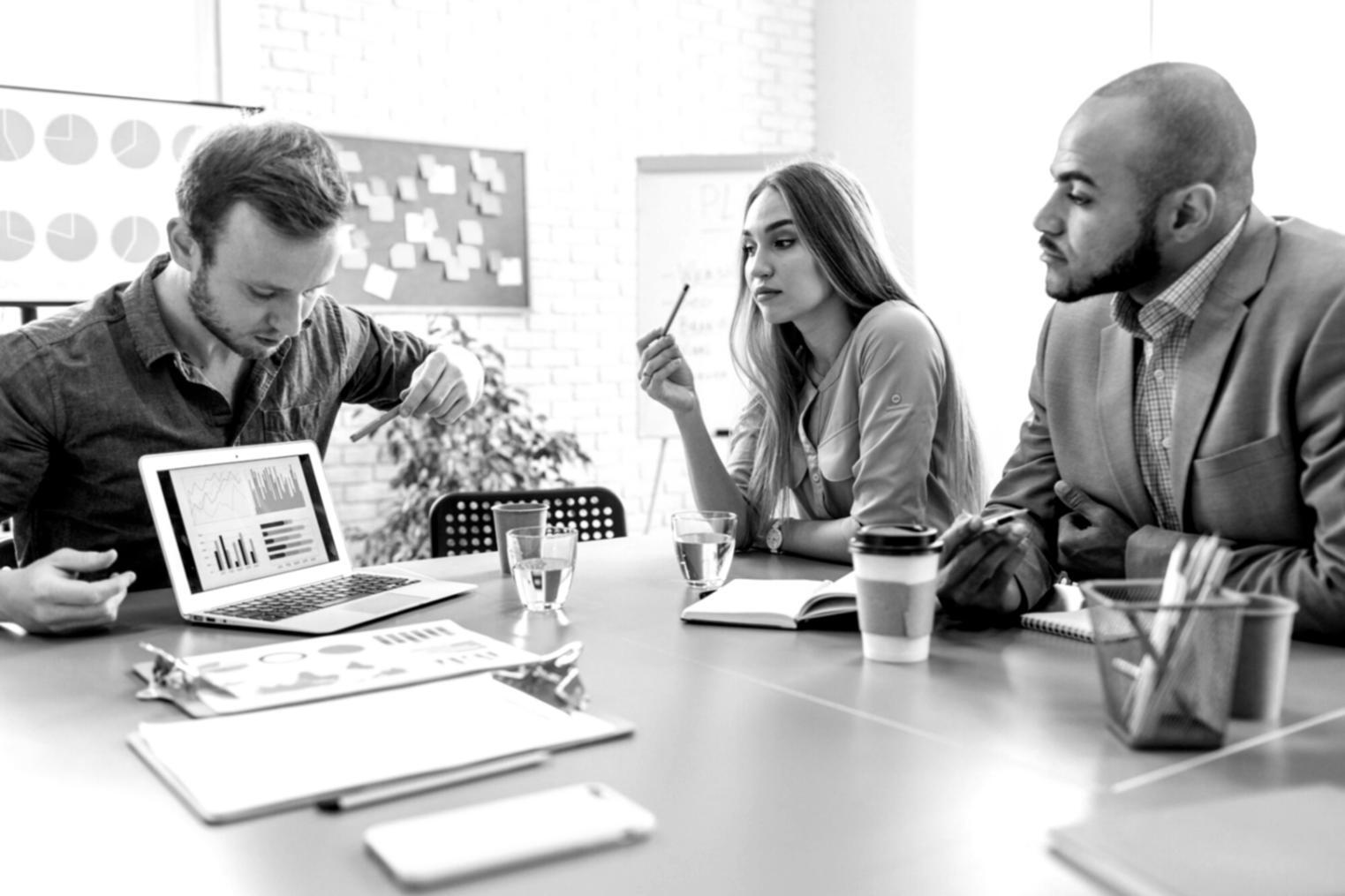 Teilnehmerin beim Finanzplanungsworkshop mit Laptop und Unterlagen