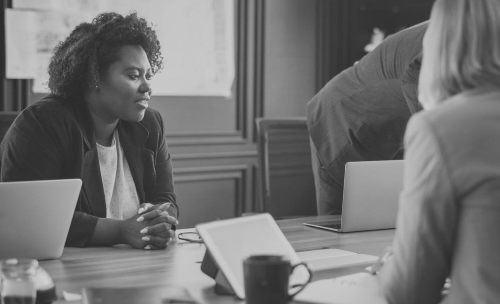 Gruppendiskussion über Finanzstrategien